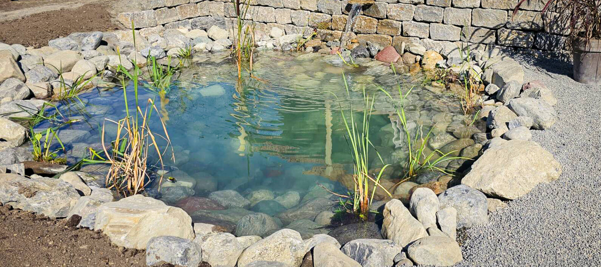 Gartenteich mit Naturstein-Begrenzung